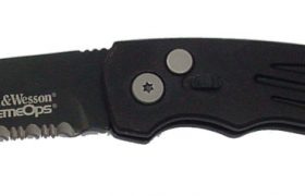 New Smith & Wesson 50 black blade part serrated edge